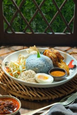  Nasi Kerabu: Mantarlı ve Şişeli Limonla Tatlandırılmış Bir Rengarenk Lezzet Şöleni!