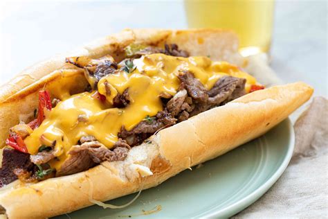  Philly Cheesesteak: Bir Philadelphia Klasiği, Erimiş Peynirin Enfes Dansı ve Izgara Etin Doyurucu Uyumu ile!