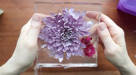 Can You Resin Fresh Flowers? Exploring the Art and Science of Preserving Nature's Beauty