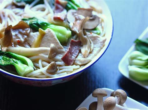  Qujing Crossing the Bridge Noodles: Accompanied by Aromatic Broth and Delicate Rice Noodles, Does This Dish Truly Transcend Culinary Boundaries?