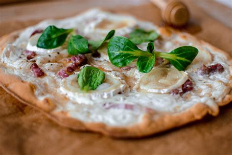  Tarte Flambée: Acımsı Bir Kepek Hamuruyla İncecik Pişmiş Fransız Lezzeti!